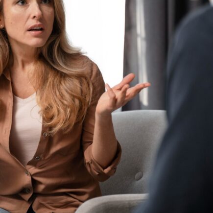 Personne en séance d’hypnose dans un cabinet, accompagnement professionnel pour arrêter de fumer