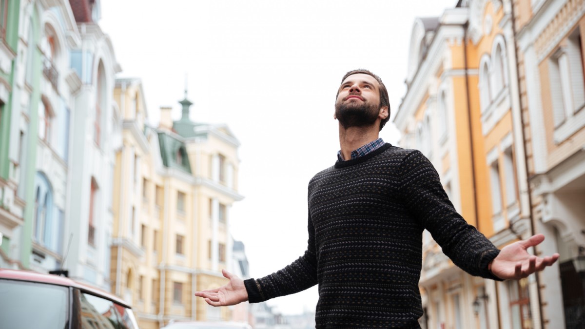Personne marchant en ville sans cigarette, symbole de liberté après un sevrage tabagique réussi.