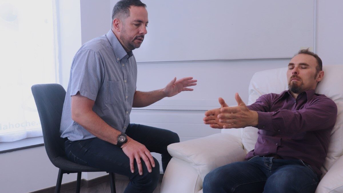 Hypnothérapeute et client en entretien, préparation de la méthode Respire pour arrêter de fumer